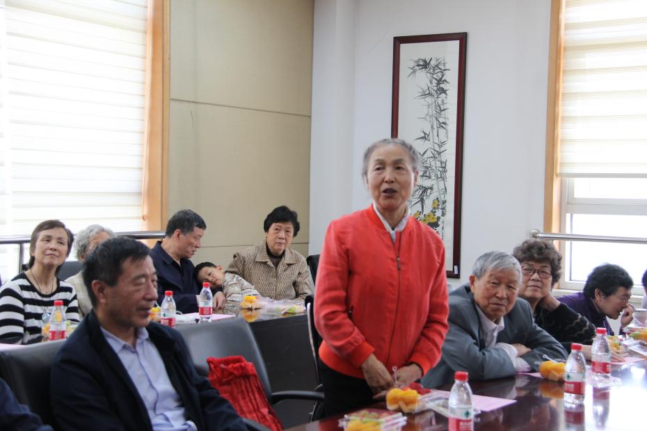 图片6：退休教师交流.jpg